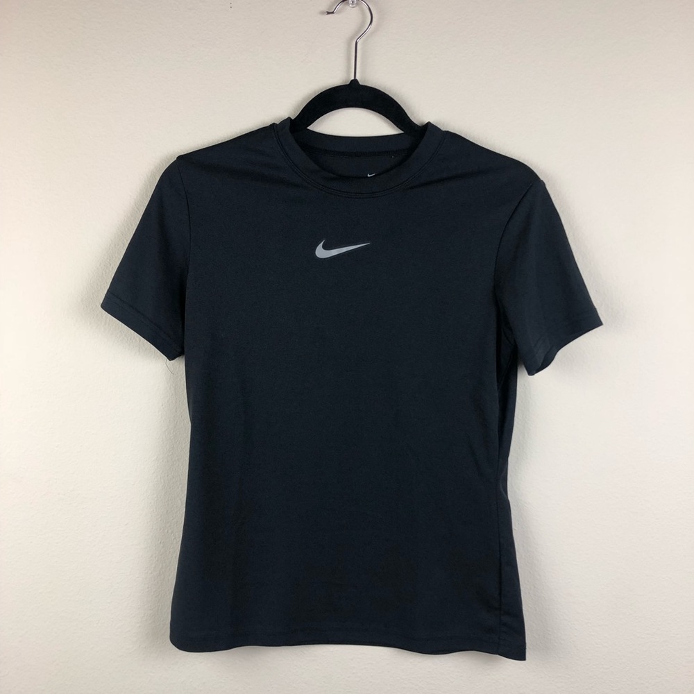 NIKE | WOMEN'S DRI-FIT SHORT-SLEEVE IN A MEDIUM